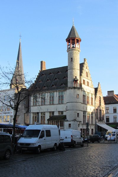 poeziecentrum gent.jpg - Het Toreken is het oudste gebouw op de Vrijdagmarkt en was vroeger het gildehuis van de huidevetters.